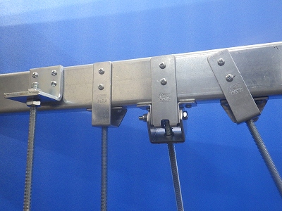 C形鋼（LG）の側面部にビス固定ができるタイプの吊元金具の参考写真