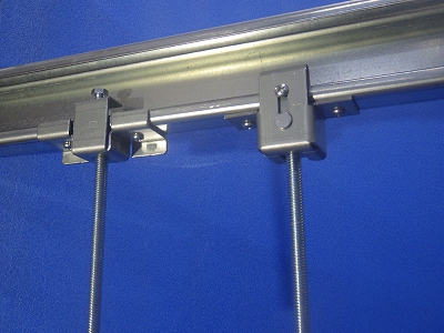 C形鋼（LG）の下部リップに仮止めをしてビス固定ができるタイプの吊元金具の参考写真