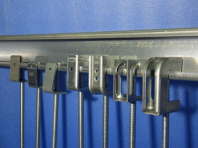 C形鋼（LG）の下部リップに簡易に固定ができるタイプの吊元金具の参考写真