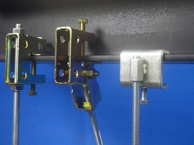 H形鋼の下部フランジやアングルに付属のボルトでしっかりと締め付け固定ができるタイプの吊元金具の参考写真